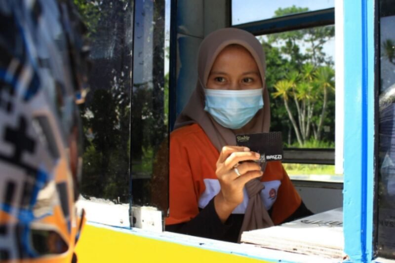 BRI melalui kartu elektronik BRIZZI menghadirkan solusi pembayaran non-tunai yang praktis untuk berbagai kebutuhan perjalanan, termasuk mempermudah transaksi selama perjalanan mudik. (Dok. BRI)