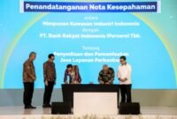 Guna mencapai target pertumbuhan ekonomi nasional, PT Bank Rakyat Indonesia (Persero) Tbk (BRI) menandatangani Nota Kesepahaman (MoU) dengan Himpunan Kawasan Industri (HKI). (Dok. BRI)