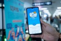 BRI hadirkan QRIS TAP, fitur pembayaran berbasis NFC yang memungkinkan pelanggan melakukan transaksi hanya dengan menempelkan ponsel ke mesin EDC BRI. (Dok. BRI)