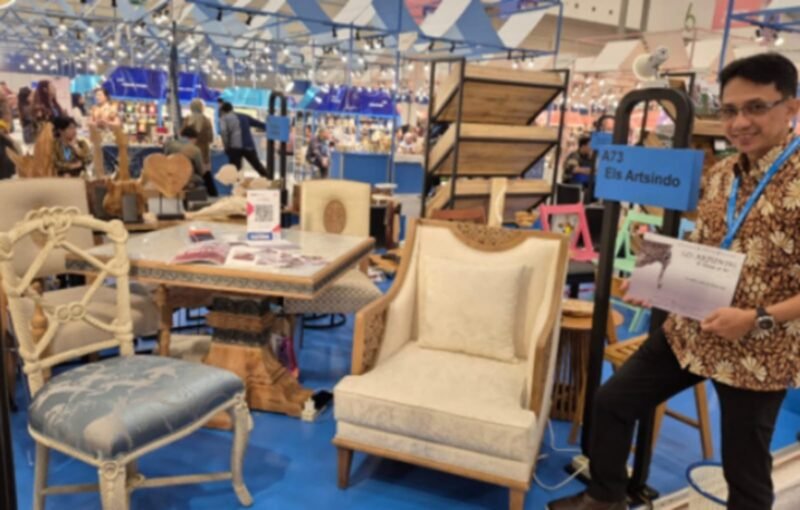 Els Artsindo, produsen mebel berbahan utama kayu asal Jepara saat mengikuti BRI UMKM EXPO(RT) 2025. (Dok. BRI)