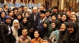 Presiden Prabowo Subianto bersama Presiden Turki Recep Tayyip Erdogan menyapa para pelajar Indonesia di Turki. (Dok. Tim Media Prabowo)

