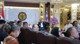 Menteri Pertanian (Mentan) Indonesia, Andi Amran Sulaiman (kanan) saat menerima Menteri Pertanian dan Keterjaminan Makanan Malaysia, Datuk Seri Mohammad Bin Sabu di kantor Pusat Kementerian Pertanian. (Dok. Kementan)