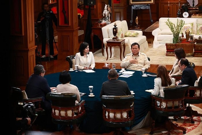 Presiden Prabowo mengundang 7 jurnalis kawakan untuk berbincang on the record di perpustakaan pribadinya. Instagram.com @Prabowo)

