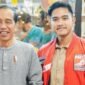 Presiden ke-7 RI Joko Widodo bersama anaknya yang juga sebagai Ketua Umum Partai Solidaritas Indonesia (PSI), Kaesang Pangarep. (Dok. PSI).