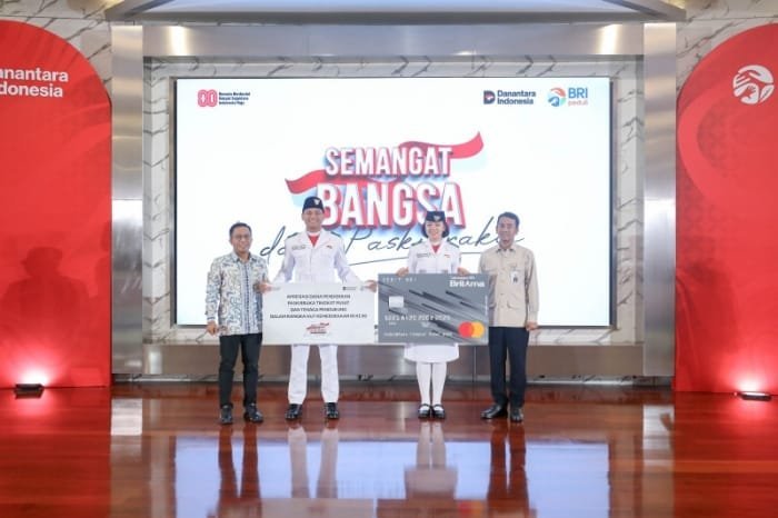 BRI Peduli beri apresiasi dana pendidikan untuk Paskibraka dan tenaga pendukung! Bukti komitmen BRI untuk mendukung pendidikan dan semangat juang anak bangsa. (Dok. BRI)