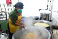 Menerima manfaat pembiayaan BRI, Jane pemilik usaha sembako Aiko Maju kini menjadi pemasok bahan baku untuk dapur umum dalam Program Makan Bergizi Gratis (MBG). (Dok. BRI)