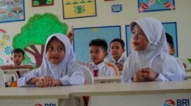 BRI Peduli salurkan beasiswa untuk 10 SD di berbagai daerah! Ini bukti nyata komitmen BRI dalam mendukung pendidikan dan menciptakan generasi unggul. (Dok. BRI)