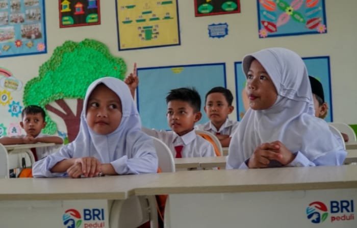 BRI Peduli salurkan beasiswa untuk 10 SD di berbagai daerah! Ini bukti nyata komitmen BRI dalam mendukung pendidikan dan menciptakan generasi unggul. (Dok. BRI)