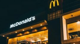 Aktivis Swadeshi Jagran Manch membagikan brosur boikot produk AS di pusat kota New Delhi. (Pexels.com /Robi Pastores)