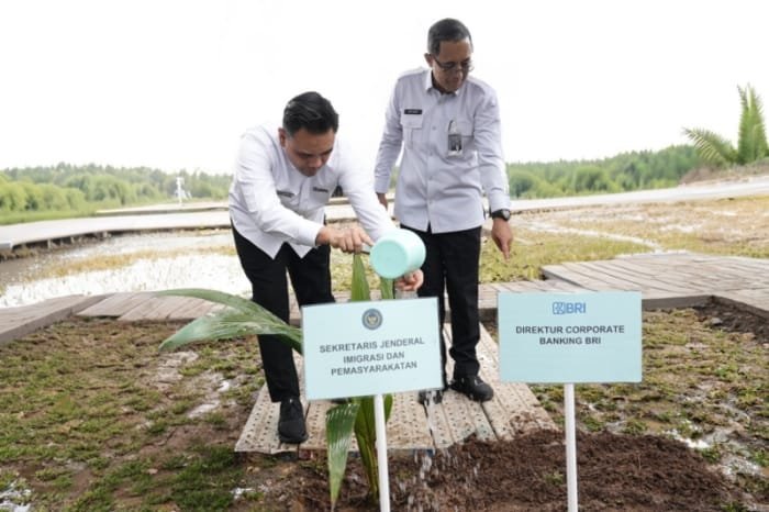 Melalui kolaborasi dengan Kemenimipas, BRI hadir dengan program BLK dan penanaman pohon kelapa untuk memberdayakan masyarakat. (Dok. BRI)