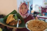 Berawal dari terdampak pandemi, Dwi Rinawati tak menyerah. Bersama keluarga, ia rintis Pecel Ndoweh yang kini sukses berkat pendampingan dan pendanaan dari BRI. (Dok. BRI)