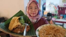 Berawal dari terdampak pandemi, Dwi Rinawati tak menyerah. Bersama keluarga, ia rintis Pecel Ndoweh yang kini sukses berkat pendampingan dan pendanaan dari BRI. (Dok. BRI)