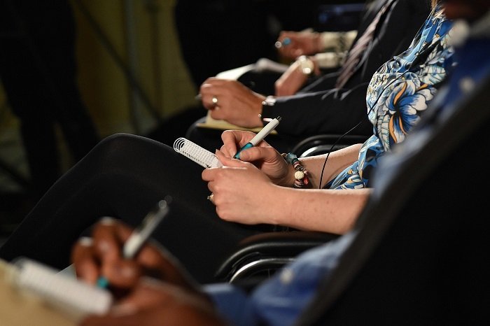 Jurnalis ekonomi menyiapkan liputan acara perusahaan dengan fokus pada data konkret. (Pixabay.com/difisher)