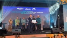 Oscar Chan, GM of Energy Storage International Sales Department at EVE Energy, and En Harman, President of Cenergi SEA, jointly unveiled the energy storage procurement contract.