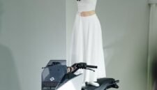"Ballet on Wheels" stuns Singapore: OMOWAY debuts its manned self-balancing technology