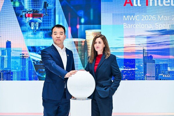 Ethan Liu (VP of Huawei Data Communication Router Domain) and Ana S&aacute;nchez (CFO of ALEA) at the release ceremony
