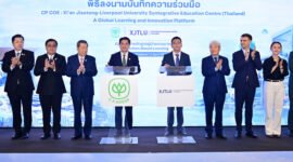 Dr Teerapon Tanomsakyut (centre, left) and Professor Xiaojun Zhang (centre, right) sign the Memorandum of Understanding
